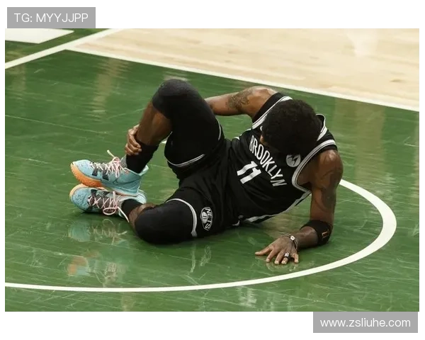 马刺队哈珀脚踝受伤佩戴保护靴拄拐杖离开球馆希望早日康复